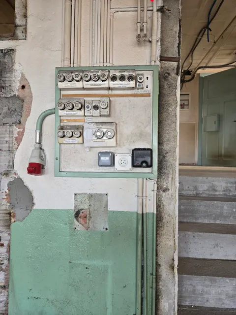 Alte elektrische Schalttafel im eingebauten Zustand.