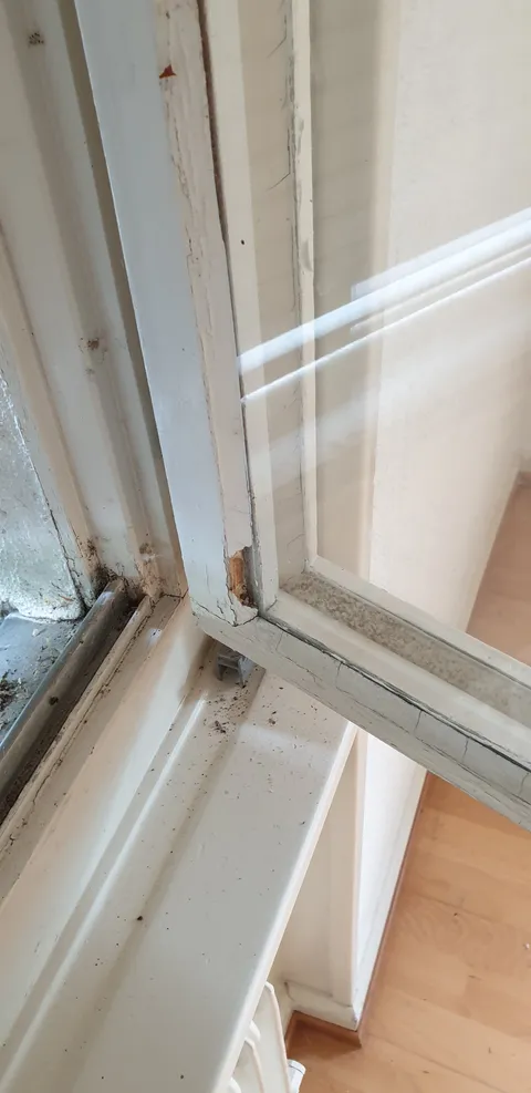 Detail von Rahmen und Verglasung eines älteren Fensters.