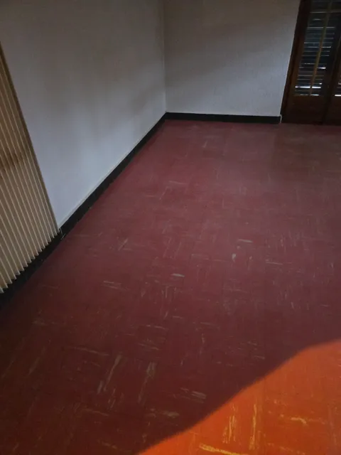 Alte rote Bodenplatten im eingebauten Zustand.