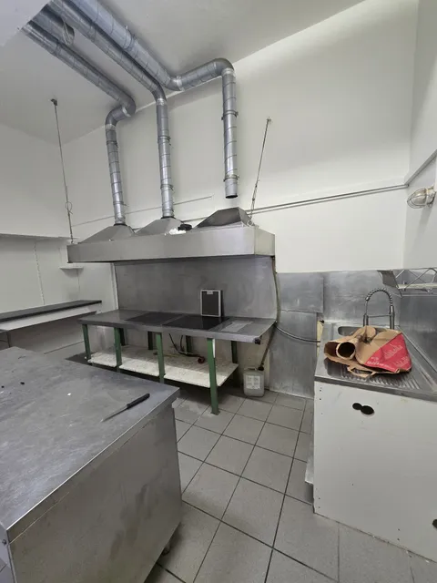 Küchenlüftungsanlage mit sichtbaren Kanälen und Anschlüssen.