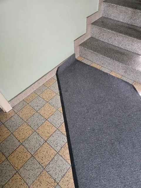 Steinboden und Stufen; die Kleber unter dem Belag sind nicht sichtbar.