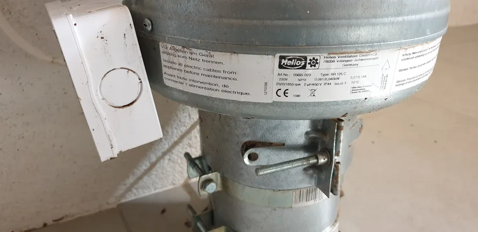 Detail eines an eine Leitung angeschlossenen Ventilators.