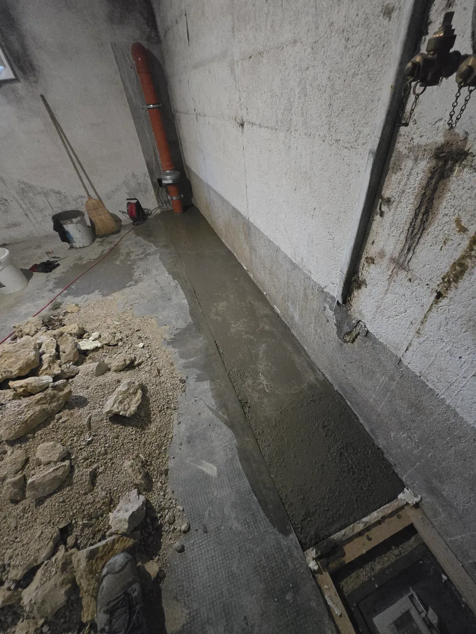 Schliessen der Bodenplatte nach Einbau der Drainage.